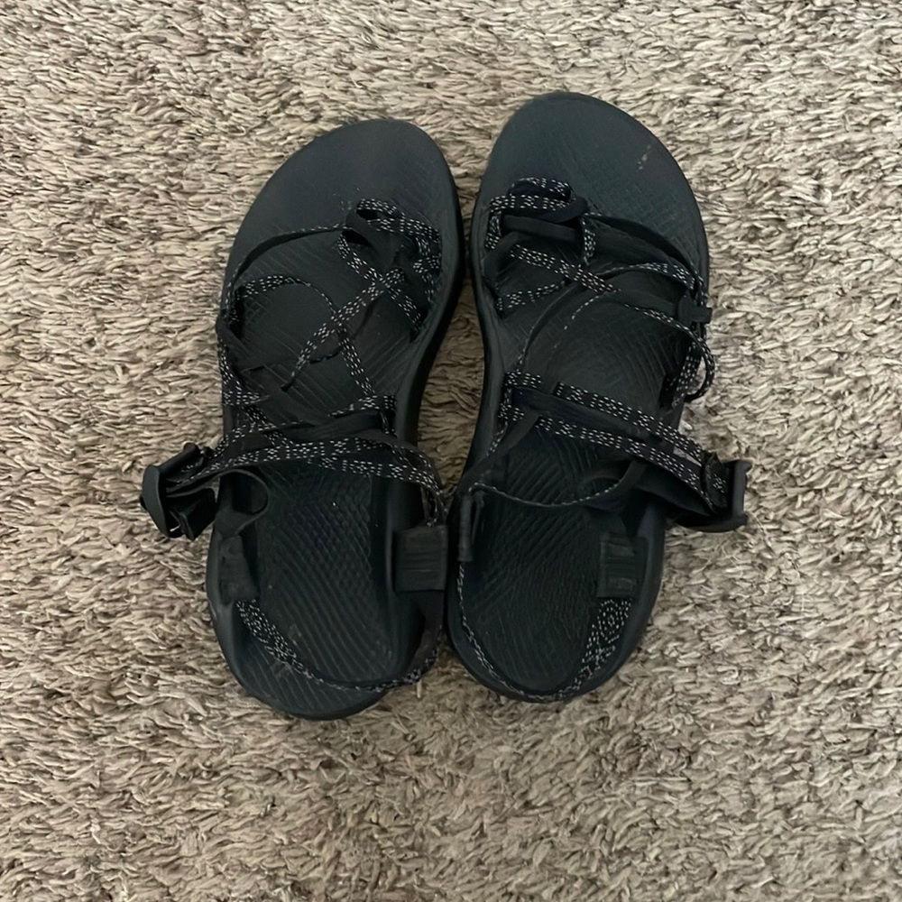 Women’s toe strap chacos in black